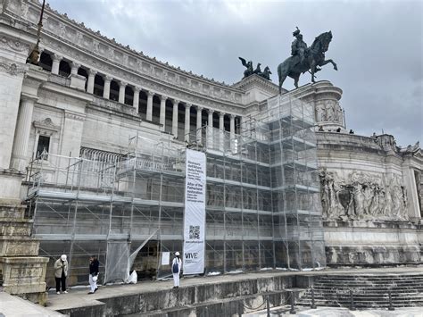 Foto dell'Altare della Patria durante i lavori di restauro o in un periodo di chiusura parziale