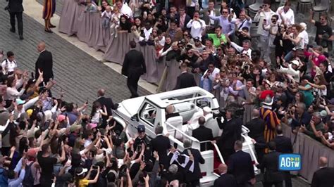 fotografia di Papa Francesco in papamobile tra la folla a Fatima