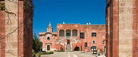 Vista esterna della Masseria Spina Grande con la sua scala monumentale