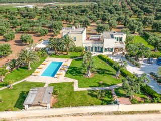 Vista panoramica della Masseria Spina con uliveti secolari