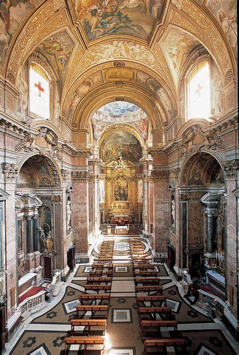 Interno della Chiesa di Santa Maria Maddalena a Roma con la cupola affrescata