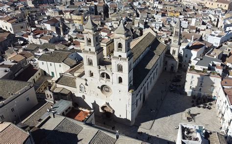 Veduta frontale della Cattedrale di Altamura con i campanili e il rosone
