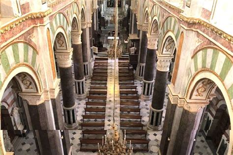 Interno della Cattedrale di Altamura, con navate e altare maggiore
