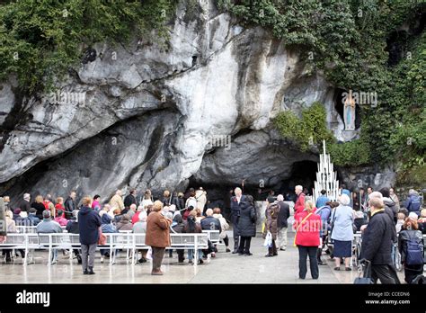 Mappa o illustrazione geografica della grotta di Massabielle ai piedi dei Pirenei