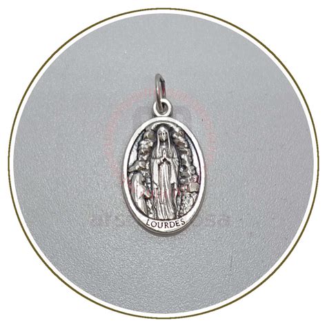 Foto dettagliata della medaglia di Lourdes con i suoi simboli