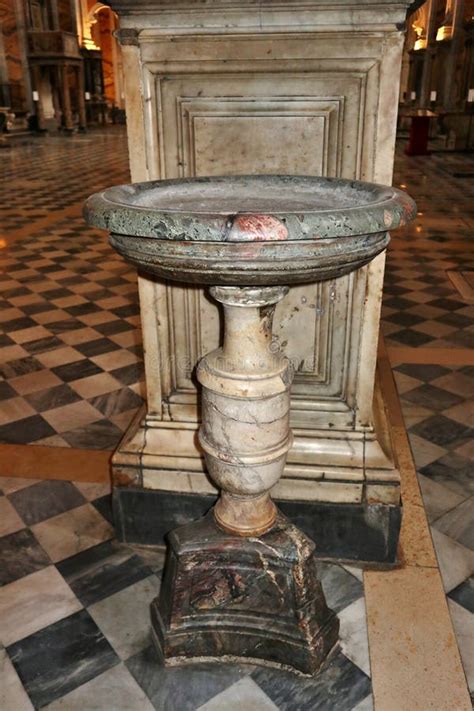 Immagine di un'acquasantiera all'ingresso di una chiesa cattolica.
