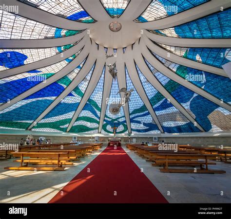 Pianta generale e vista esterna della Cattedrale di Brasilia, evidenziando le colonne curve