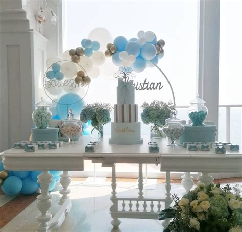 Foto di un allestimento elegante per un battesimo con colori pastello e dettagli floreali