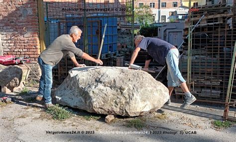 Giancarlo Degli Esposti al lavoro su un'opera in pietra arenaria
