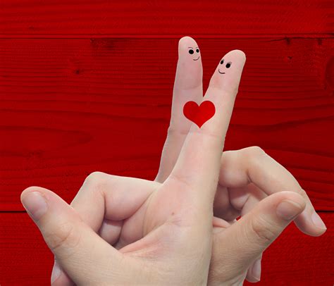 Coppia matura in una posizione intima, ma confortevole, che suggerisce la posizione del missionario