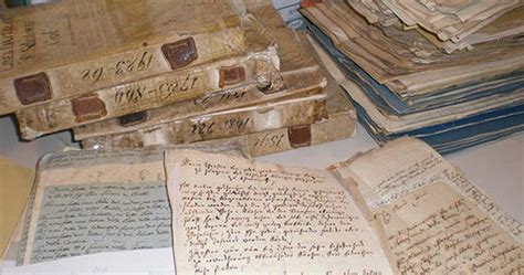 Foto di antichi registri parrocchiali con calligrafia storica