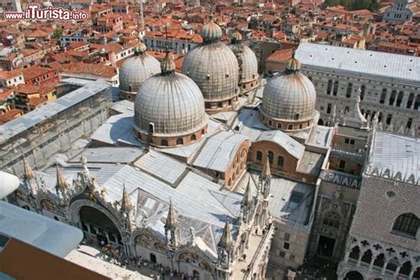 Veduta aerea della Basilica di San Marco che evidenzia la struttura a croce greca e le cinque cupole monumentali