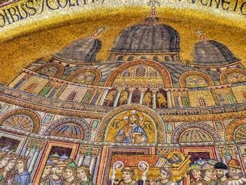 Particolare del mosaico del Portale di Sant'Alipio e della scultura dei Tetrarchi