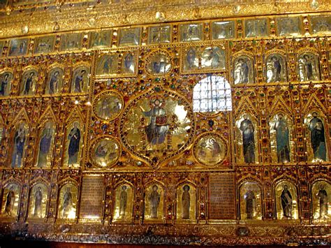 Interno della Basilica con i mosaici dorati illuminati e dettaglio della Pala d'Oro