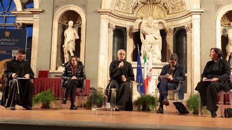 Scena di dialogo intenso tra il frate e i ministri