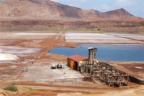 Panoramica delle Saline di Pedra de Lume con diverse tonalità di colore