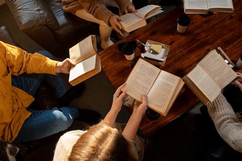 Immagine di persone che leggono articoli o riviste cristiane