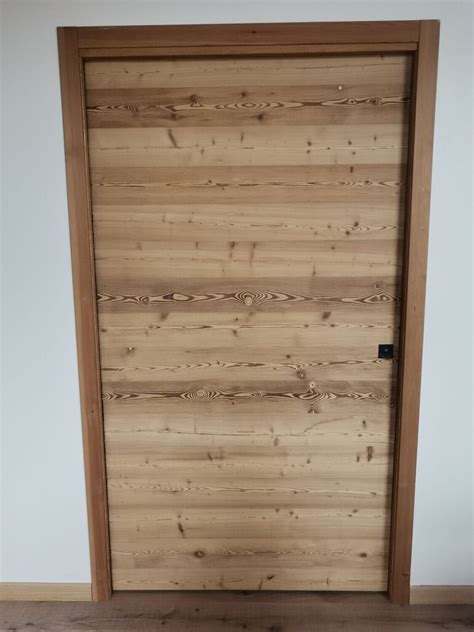 Antica porta in legno di larice con telaio a Madonna e colorazione grigio-verde originale