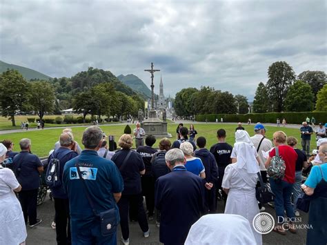 Foto di gruppo di pellegrini in partenza con l'Unitalsi verso il santuario di Lourdes