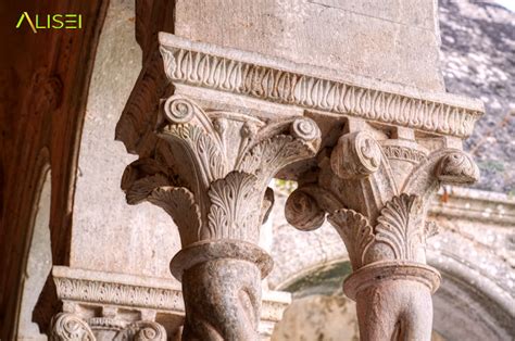 Dettaglio fotografico del chiostro con le tipiche colonnine binate e le cupole rosse sullo sfondo