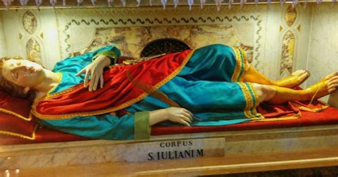 Iconografia sacra che rappresenta una martire, simbolo di fede e sacrificio