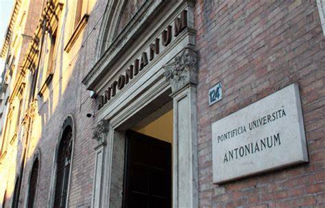 Foto della facciata della Pontificia Università Antonianum a Roma