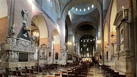 Foto della navata centrale della Basilica di Sant'Antonio da Padova all'Esquilino