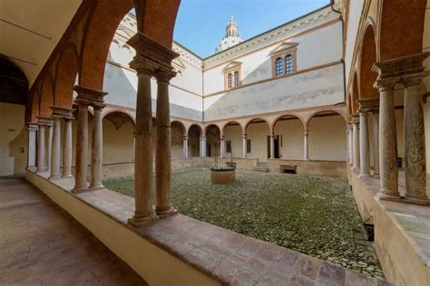 Interno del chiostro con le logge sovrapposte e i melograni