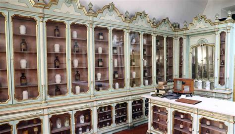 Interno della Farmacia Navarra-Bragliani con gli arredi d'epoca