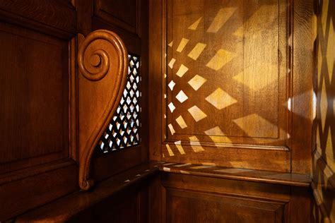 Un altare e un confessionale in una chiesa, simboli dei due poli della vita spirituale di Padre Pio.