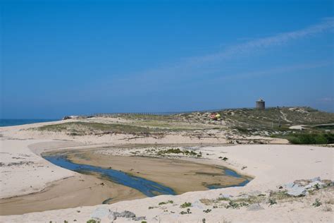 Scorcio della costa atlantica portoghese con sentiero e vista mare