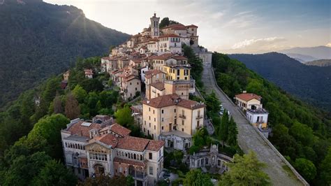 Veduta panoramica del Sacro Monte di Varese con il borgo e le Alpi sullo sfondo