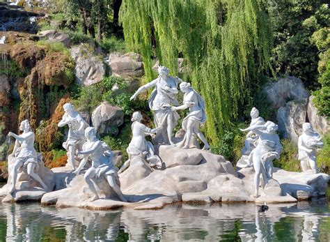 Dettaglio del gruppo scultoreo in bronzo di Renato Rachelli presso il monumento ai Caduti di Cicognara