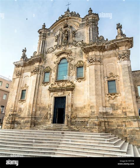 Veduta esterna della facciata barocca della Chiesa di San Francesco all'Immacolata a Siracusa, caratterizzata dalla forma convessa.