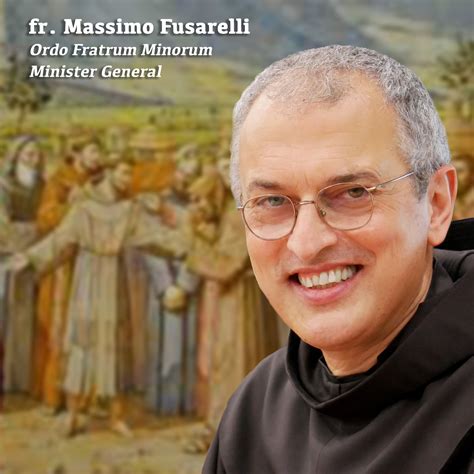 Fotografia di Fr. Massimo Fusarelli durante la sua visita in Mozambico, circondato dai confratelli