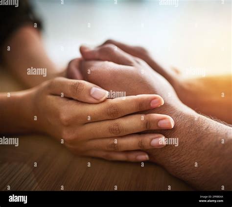 Immagine di persone che mostrano misericordia e compassione, con gesti di aiuto e cura