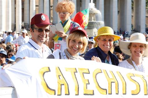 Illustrazione del lavoro quotidiano dei catechisti: insegnamento del catechismo e preghiera comunitaria