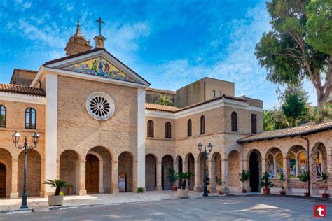 Foto interna del Santuario della Madonna dello Splendore con gli arredi sacri
