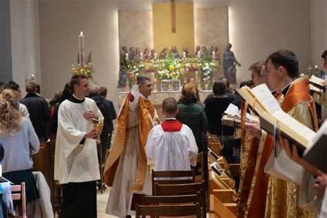 Sacerdote in celebrazione o in preghiera