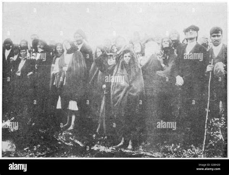 Una fotografia d'epoca della folla radunata nella Cova da Iria, con il sole visibile nel cielo.