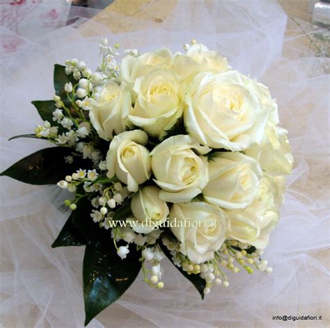 Composizione floreale nuziale con rose bianche e fiori d'arancio