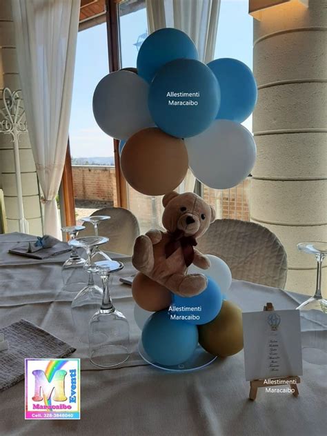 Allestimento completo per battesimo con palloncini, centrotavola e decorazioni a forma di orsetto in tonalità pastello
