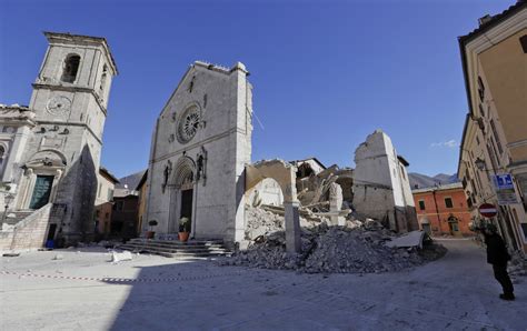 Foto della Basilica di San Benedetto a Norcia dopo il terremoto del 2016, mostrando i danni e la facciata rimasta in piedi.