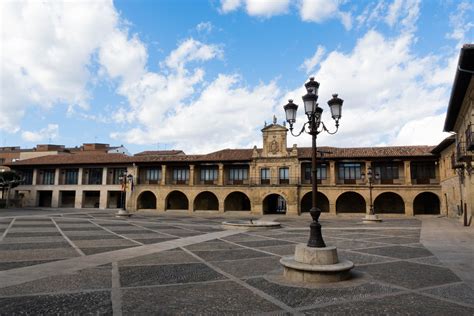 Illustrazione storica di Santo Domingo de la Calzada che costruisce un ponte per i pellegrini