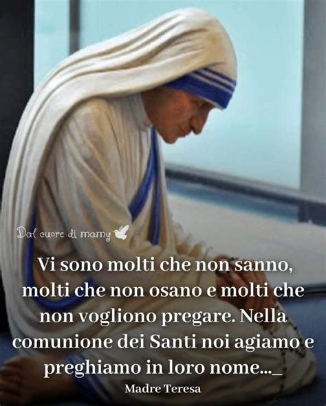 Madre Teresa di Calcutta che prega in silenzio
