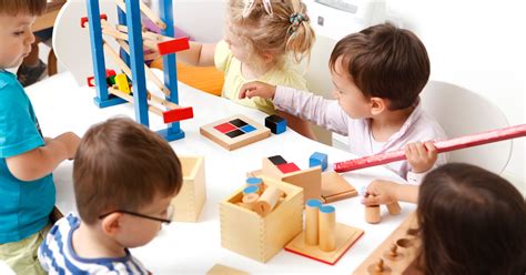 Bambini che giocano e interagiscono con educatori in un asilo nido