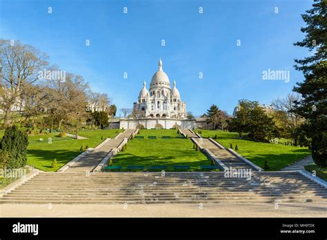 Vista panoramica della Basilica del Sacro Cuore di Parigi dalla collina di Montmartre