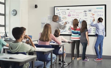 Foto di studenti in aula, con lavagna interattiva o in laboratorio linguistico