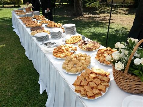 Tavolo imbandito per un buffet in agriturismo per eventi