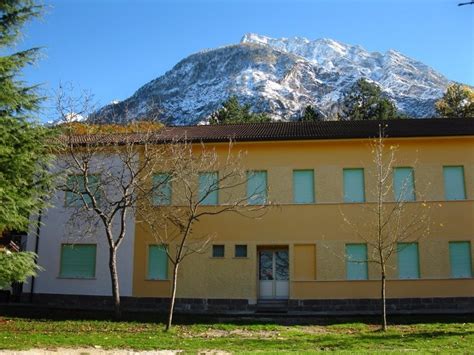 Foto esterna dell'Istituto Sandro Pertini/ex Sacro Cuore a Trento con i segni del degrado strutturale